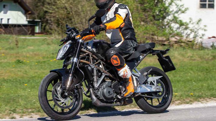 Chiếc mô tô KTM 390 Duke 2021